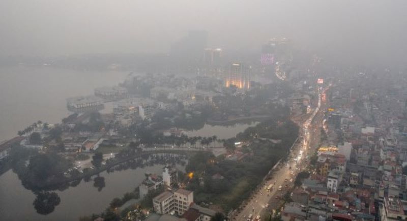 Expatriates Leave Hanoi Due to Severe Air Pollution