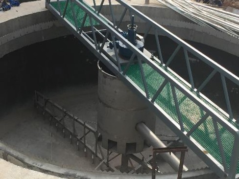 SLUDGE THICKENER WITH CENTRAL DRIVE
